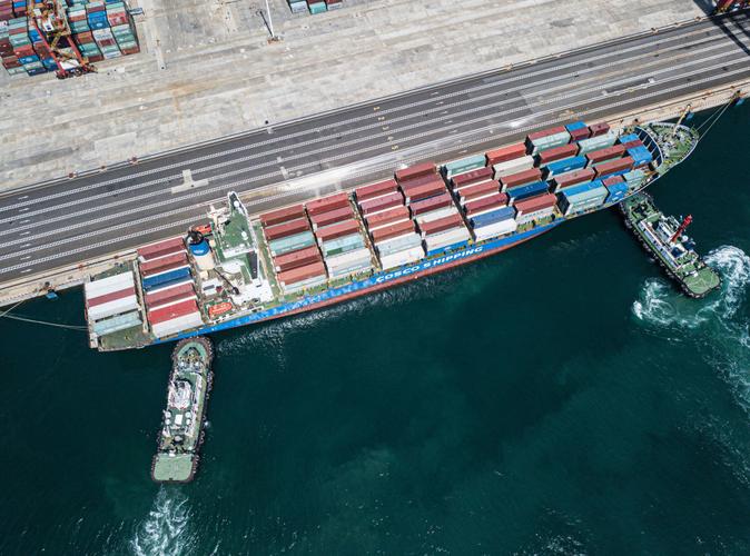 2020年9月23日,引航员指挥两艘拖轮辅助一艘集装箱船靠泊在洋浦港小铲
