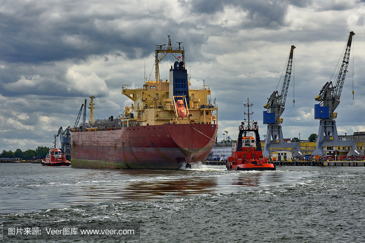 波兰格但斯克港口的工业景观。-这艘船正在格但斯克船厂进行翻新修理