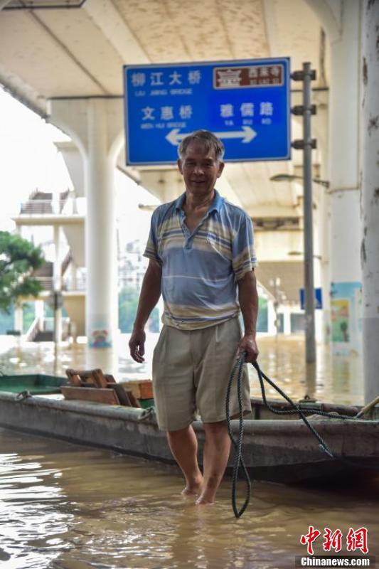 洪水时当 船员 接送邻居 老人连干28年