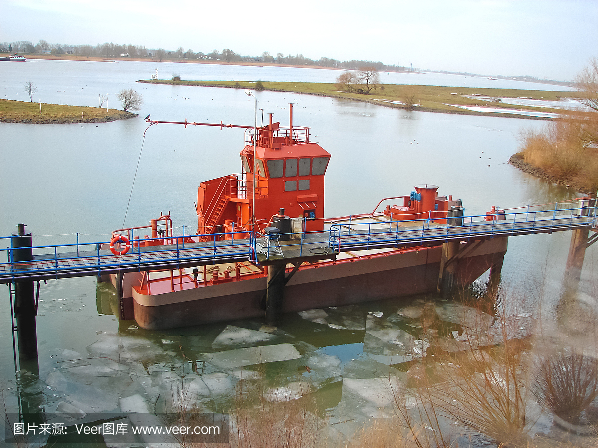 码头附近的新拖船。Gorinchem、荷兰