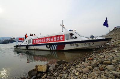 长江堵船不堵心 交运部门免费接送体现宜昌温度