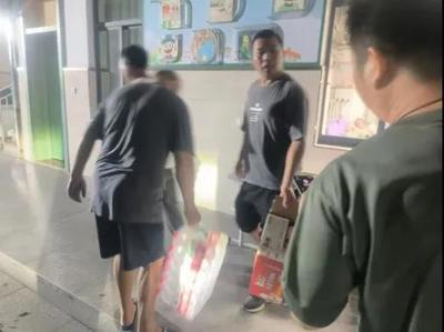 奉贤村居有楼顶破损,光伏板坠挂…台风搞破坏,“居民害怕,党员先上!”