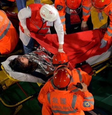 香港发生两船相撞事故 101人已获救(组图)